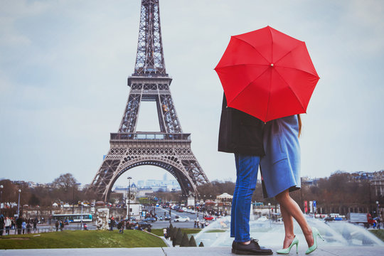 Fototapeta romantyczne wakacje dla pary w Paryżu, wakacje poślubne we Francji, Europie, mężczyzna i kobieta całują się w pobliżu Wieży Eiffla
