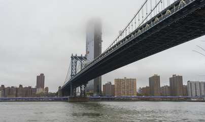 Fototapeta premium Manhattan Bridge and Manhattan skyline on gloomy day