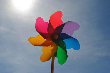 Windrad bunt in der Sonne - Himmel