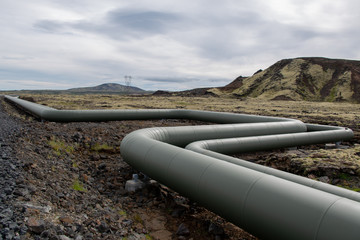 im Wärmetauschverfahren erhitztes Wasser wird zur Energieversorgung durch Pipelines geleitet