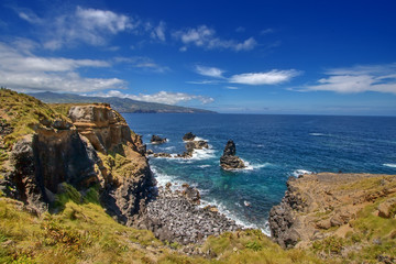 Felsenformation vor der K&uuml;ste im Atlantik auf der Azoreninsel Sao Miguel