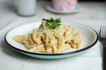 Käsespätzle mit Deko