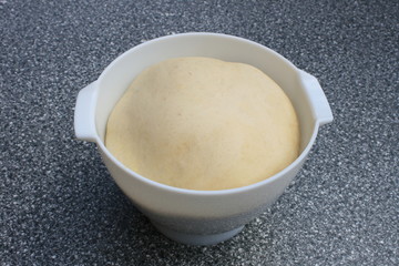 Schüssel mit Hefeteig