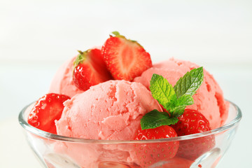 Ice cream with fresh strawberries