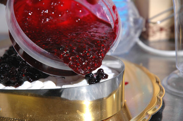 versare marmellata / sciroppo per torta