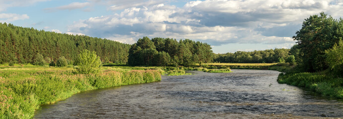 панорама летнего пейзажа на берегу уральской реки с лесом, Россия, август  © 7ynp100