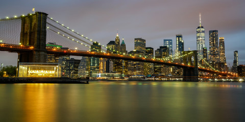 Fototapeta na wymiar Brooklyn bridge et la skyline de New York