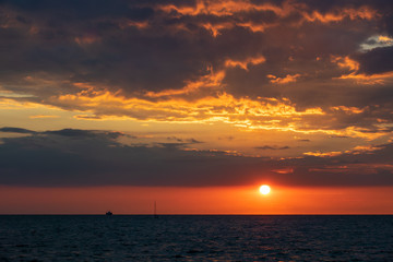 Naklejka na ściany i meble Sonnenuntergang an der Küste der Ostsee