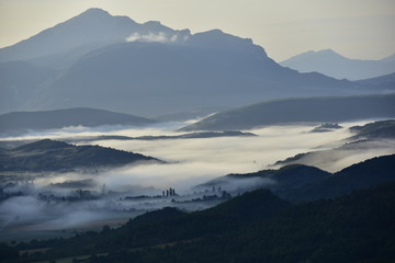 Brumes matinales au lever du jour, La Beaume, Hautes Alpes, France