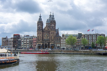 Obraz premium Basilica of Saint Nicholas (Sint Nicolaaskerk) and Amsterdam canals, Netherlands