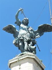 Roma, statua di San Michele in cima a Castel Sant'Angelo