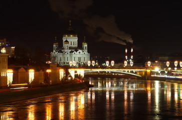 Fototapeta na wymiar Night view of the Cathedral of Christ the Saviour and the Big Stone bridge in Moscow, Russia