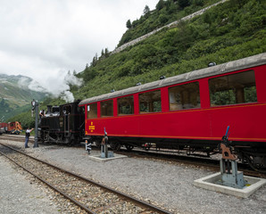 Fototapeta premium Alter Zug mit Dampflockomotive am Furkapass