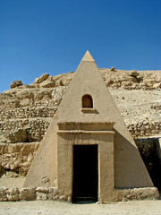 Fototapeta na wymiar Pyramidengrab in Deir el-Medine