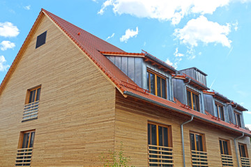 Wohnhaus mit Holzfassade