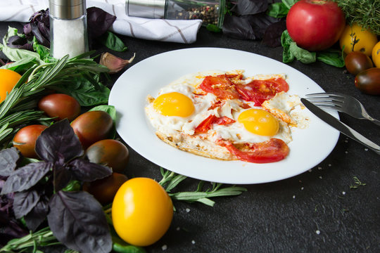 omelet fried egg tomatoes  healthy food herbs