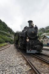 Fototapeta na wymiar Alter Zug mit Dampflockomotive am Furkapass