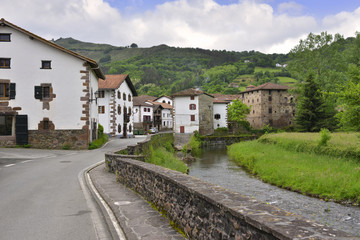 Fototapeta na wymiar Entrée du village d'Etxalar (Etchalar) (31760) des Pyrénées Espagnoles , région de Navarre en Espagne
