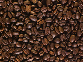 Kaffeebohnen im warmen Licht