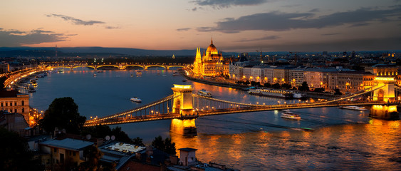 Fototapeta na wymiar Evening in Budapest