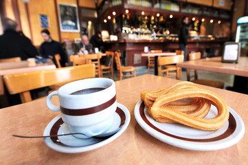 Fototapeta premium Gorący napój czekoladowy z hiszpańskim pączkiem