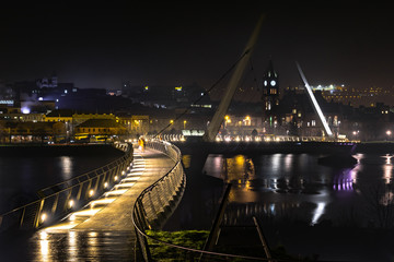Fototapeta na wymiar Derry City Peace bridge at Night -3