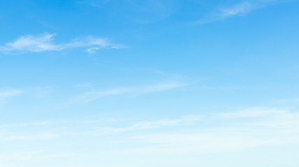Obraz premium The sky is blue with clouds moving slowly