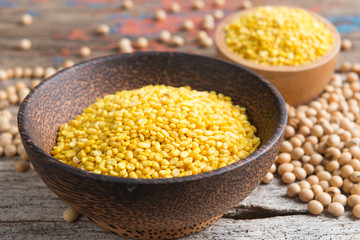 Dried peeled mungbean and peeled soybean