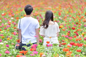 花々を楽しむカップル