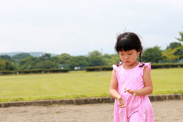 砂場で遊ぶ女の子