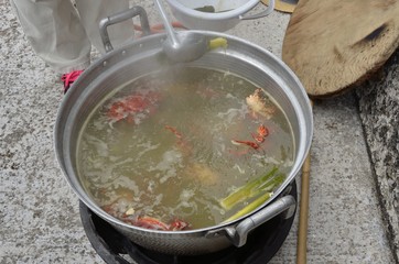 静岡県賀茂郡東伊豆町稲取で獲れたかにです。味噌汁は出汁が効いて美味です。