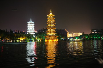 Fototapeta na wymiar pagoda at night
