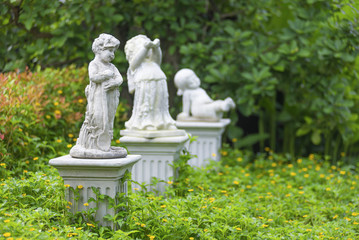 Obraz premium Statue in the beautiful natural garden