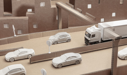 Weisser Spielzeug LKW auf einer Kartonautobahn
