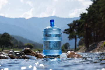 Foto auf Alu-Dibond Natürliches Trinkwasser in einer großen Flasche © arttim
