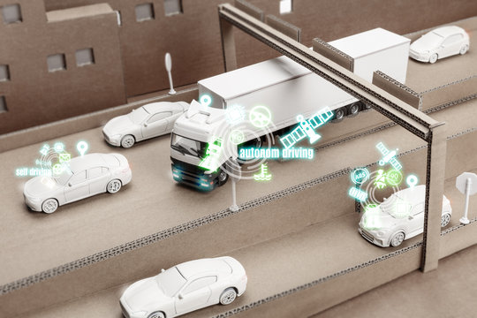 Spielzeug Fahrzeuge auf einer Karton Autobahn simulieren Autonomes Fahren