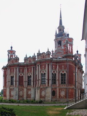 Obraz premium Russia, Mozhaisk Kremlin, region landmark Novo-Nikolsky Cathedral on a summer day against the blue sky with clouds – medieval architecture, old buildings, close up view from main entrance