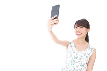 自撮り・ライブ配信をする若い女性