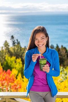 Healthy food autumn woman drinking green smoothie