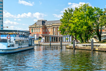 Der Hafen vor dem Filmmuseum  in der Innenstadt von  Potsdam