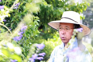 剪定ばさみで作業するシニア