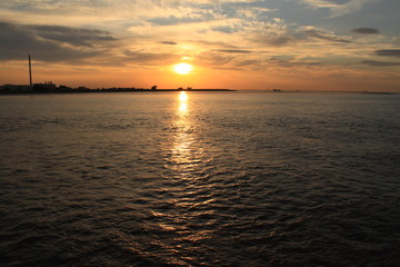 Obraz premium Sonnenuntergang an der Wesermündung