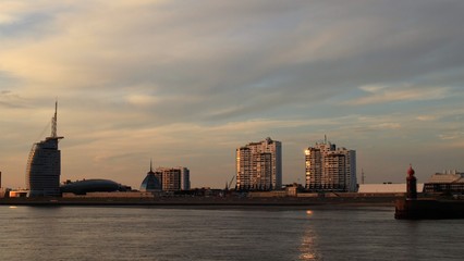 Fototapeta na wymiar Blick von der Weser auf Bremerhaven