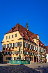 Fototapeta na wymiar Historisches Rathaus mit dem Marktbrunnen in der Altstadt von Nürtingen