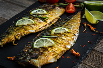 Fried fish fillets with lime and herbs