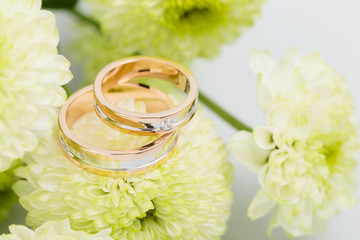 Two-tone wedding rings with green flowers