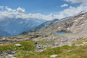 Fototapeta premium Bergsee mit Aussicht in den Alpen