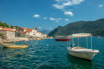 łódki cumujące w marinie, Perast