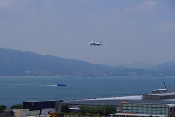 Fototapeta na wymiar 香港空港航空機の着陸風景