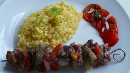Risotto alla Milanese und Fleischspieß